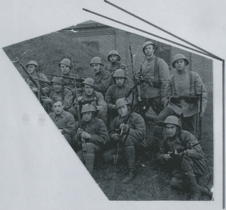 875813 Groepsportret van enkele gemobiliseerde militairen, met op de bovenste rij 2e van links Dirk Schippers uit Wijk ...